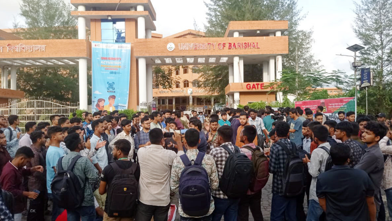 ববি শিক্ষার্থীদের ৩ দফা দাবিতে বরিশাল-কুয়াকাটা মহাসড়ক অবরোধ